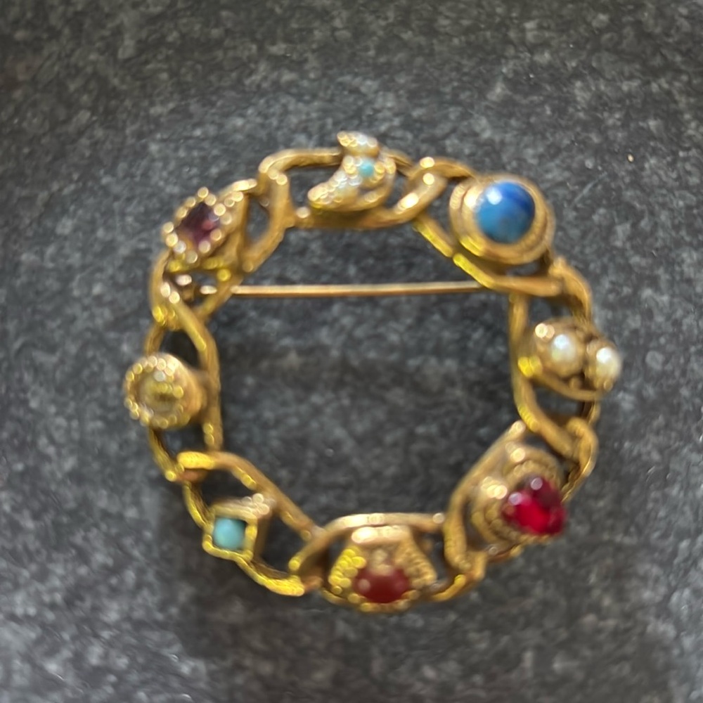Goldette, Chain Link Rhinestone Faux Pearl Victorian Stye Round Brooch K756